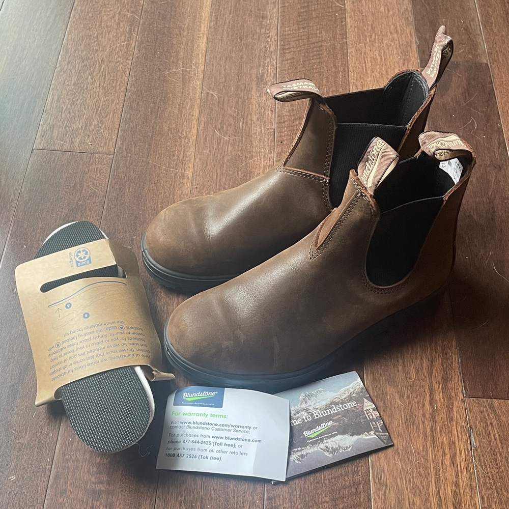 Blundstone women’s Classics, Chelsea Boots size 8.5 US